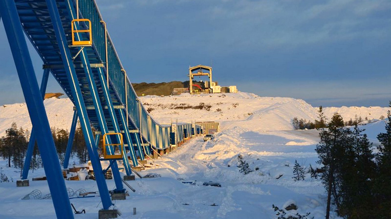 The conveyor and the primary crusher in the background