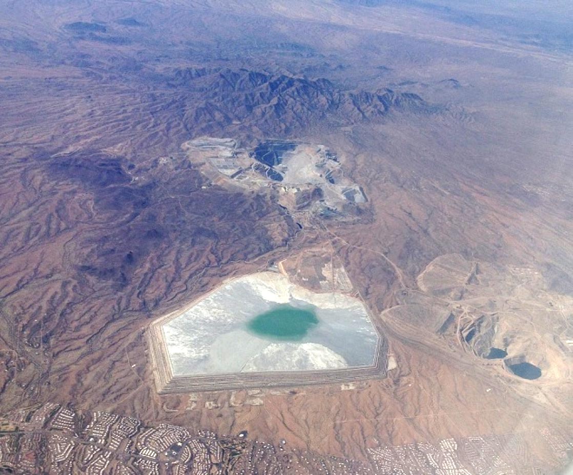 Several large copper(-gold) mines can be spotted from the plane on the short 50-minute flight between Phoenix and Hermosillo.
