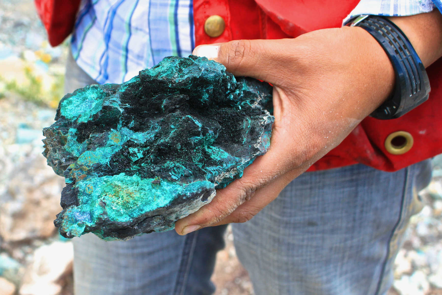 Rich copper mineralization from Ojitos Manto Cuprite (black) Malachite (green)